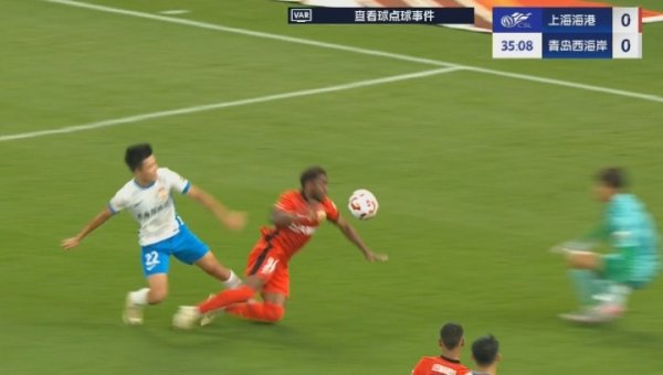 介入7分钟！加布里埃尔倒地，裁判先听后看判点，莱昂纳多罚丢！