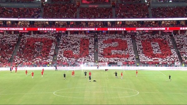 YNWA♥️现场球迷拼出“DJ20”问候若塔，名宿达格利什献上花环