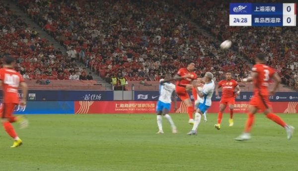 张琳芃抢球时亮鞋底踢到戴维森，VAR介入判罚黄牌两东说念主拥抱暗意