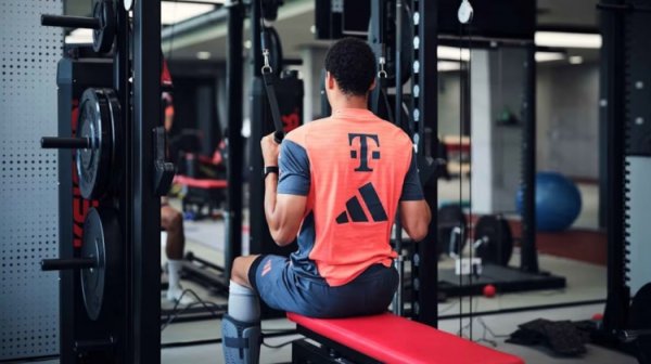 拜仁官方晒图：穆西亚拉正在竭力康复，全神灌输为复出作念准备