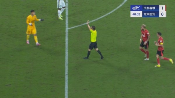 推论新规！刘殿座手握球超8秒，裁判吹停比赛暗示国安罚角球