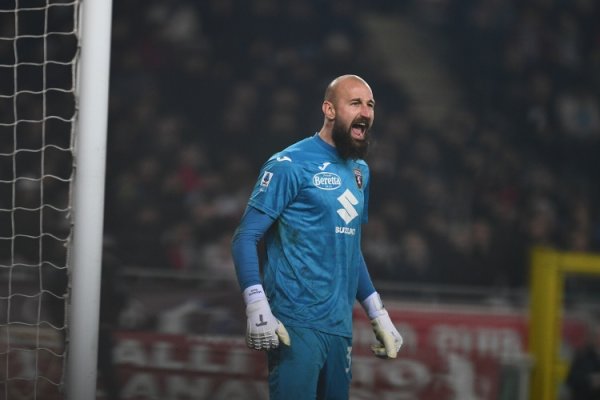 记者：齐灵门将瓦尼亚到那不勒斯的转会只剩奖金条迎接敲定