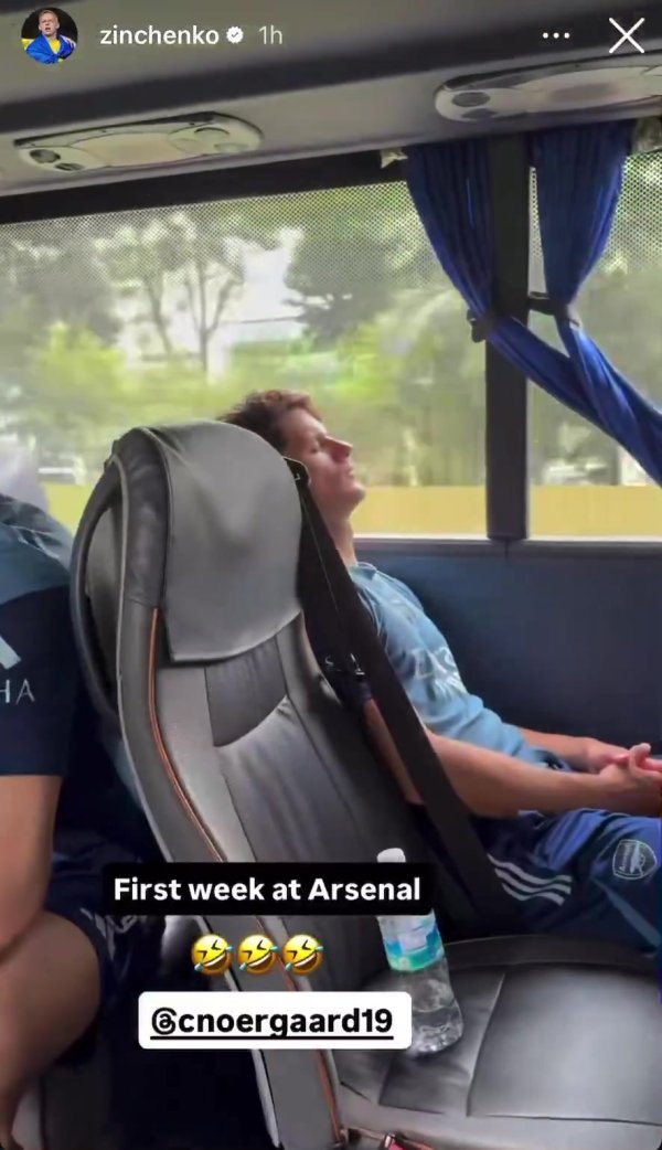 只认为吵闹😂31岁诺尔高车上闭目养神，无视阿森纳队友唱跳打闹