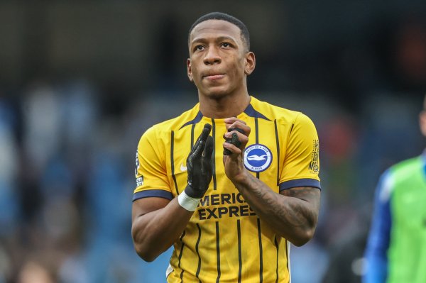 跟队记者：埃斯图皮尼安仍是抵达米兰城，将完成转会米兰步调