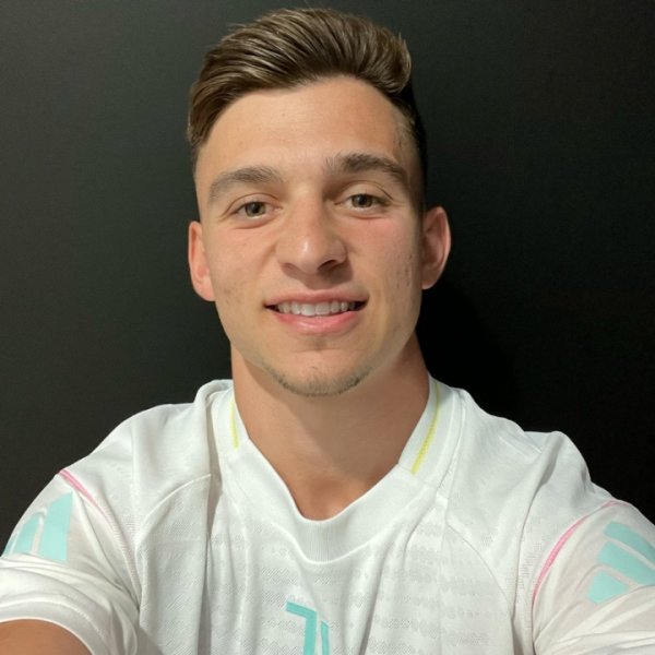 终于成了！尤文吏方晒小孔塞桑浅笑自拍：应许的小伙子惹东谈主爱