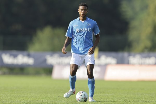 罗马诺：伊镇与那不勒斯就卡尤斯特来回结束契约，但仍需球员愉快