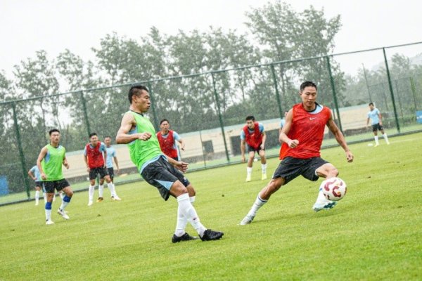 相遇大雨中的“放纵”🌧️⚽️不惧台风影响，申花大雨中考试
