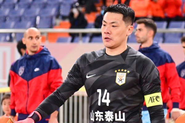 记者：但愿足协给出评议，王大雷红牌是大致得分契机依然手打脸