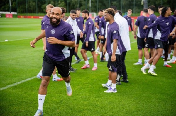 合而为一！姆贝莫曼联首训与队友状态互动，阿莫林召集全队接待