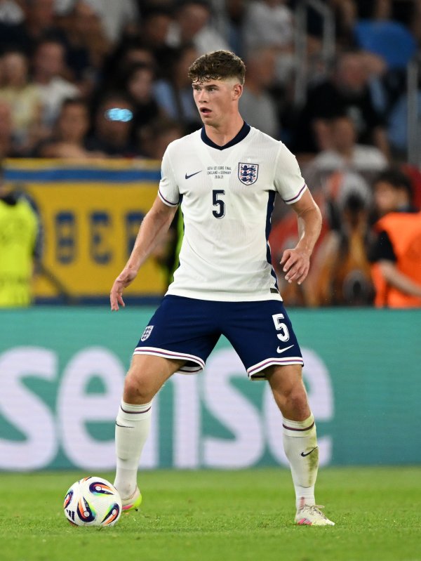 英媒：利物浦密切顺心图卢兹22岁中卫克雷斯韦尔