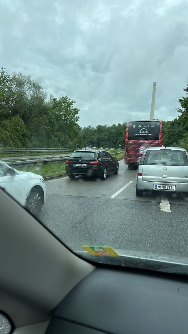 记者：距离热身赛初始不到一小时，拜仁大巴仍堵在路上