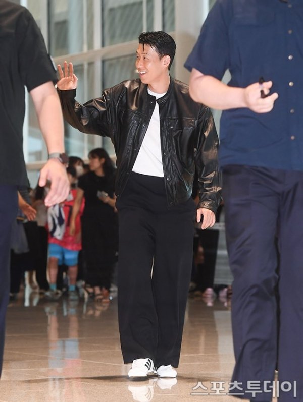 行将加盟洛杉矶FC！孙兴慜开赴赶赴好意思国，他在机场为粉丝签名