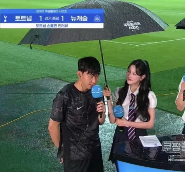 原本是扭曲？孙兴慜采访时让女团成员撑伞☂️激发争议