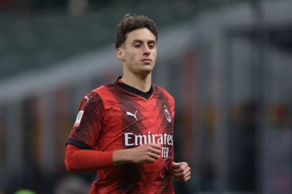 隆戈：克雷莫纳瞻望本周签下F-泰拉恰诺，交游方式租赁+选拔买断