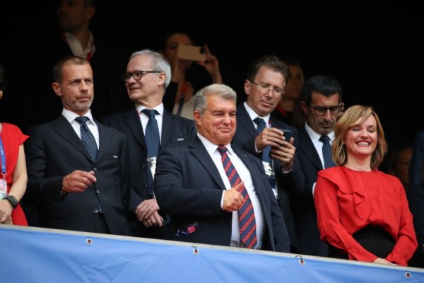 时辰首要！马卡：西甲开赛在即巴萨7东谈主未注册&诺坎普工程未完成