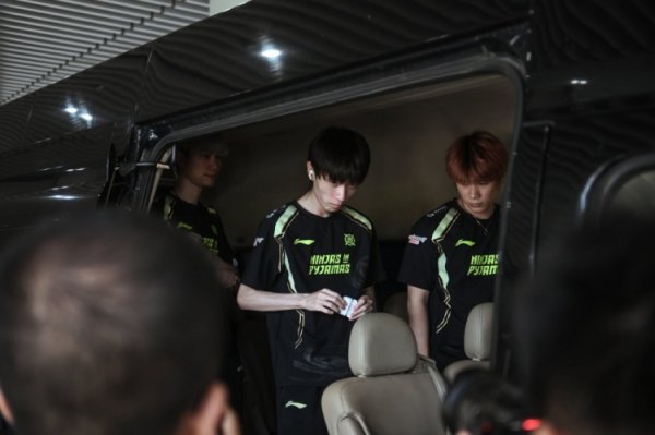 峡谷豪杰走进绿茵场🤝  NIP电子竞技俱乐部抵达深体