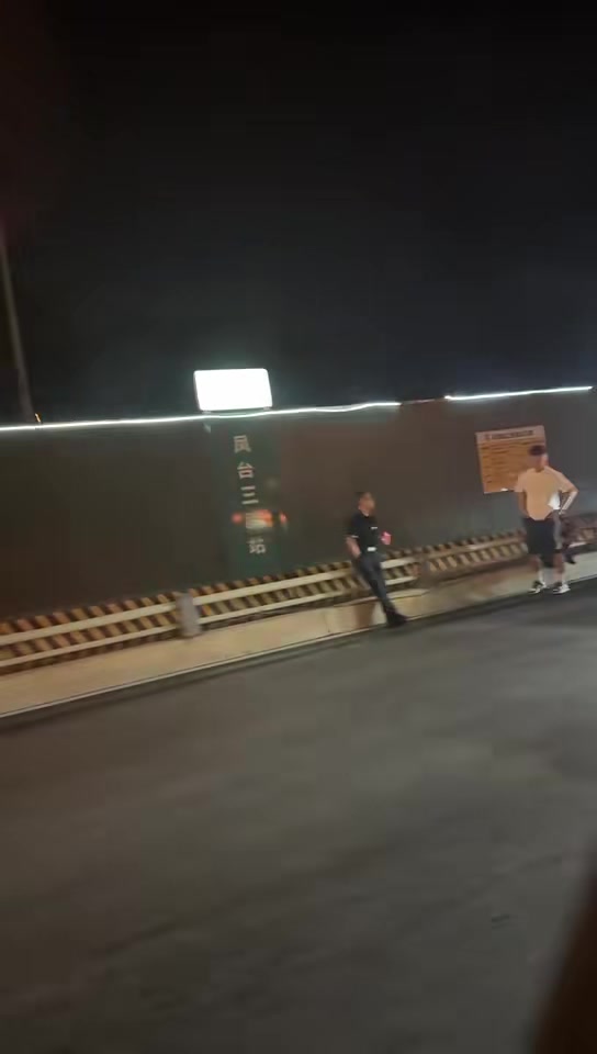 祸害😫网传韦世豪赛后驾驶纯真车遭追尾或擦挂，在恭候交警科罚