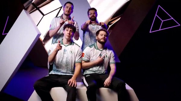 C罗出席电竞宇宙杯斥逐式，手脚赛事人人大使向夺冠战队授奖