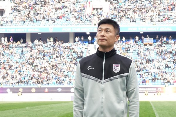 博主：大连英博惨败河南队后当天暂停放假，下昼在基地链接窥伺