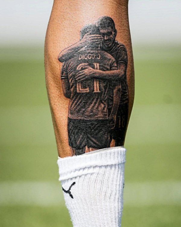 😔惦记国度队队友！鲁本-内维斯将拥抱若塔画面纹在小腿