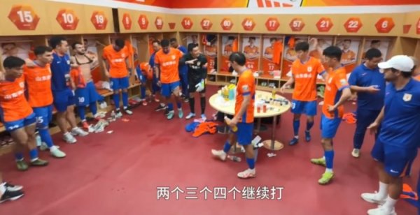 王大雷半场休息时喊话队友：两个、三个、四个不竭打！