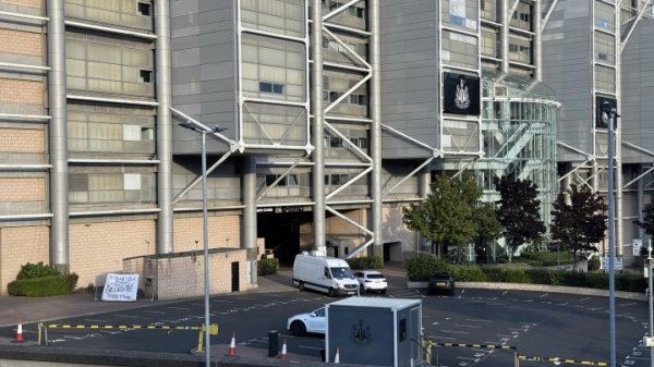 咬牙切齿！纽卡球迷在主场放口号：伊萨克，叛徒！维萨，自家东说念主