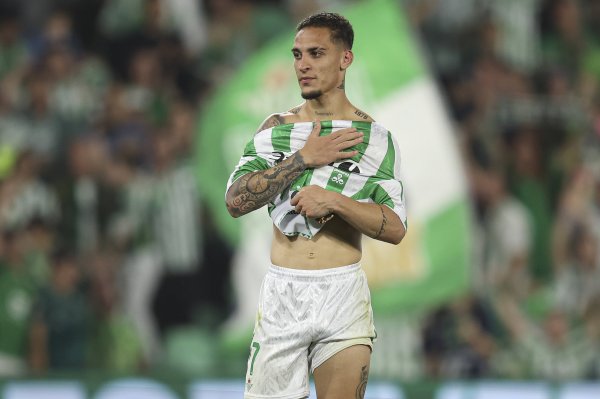 记者：贝蒂斯签安东尼今天不会达左券，曼联思加买断或分享总计权