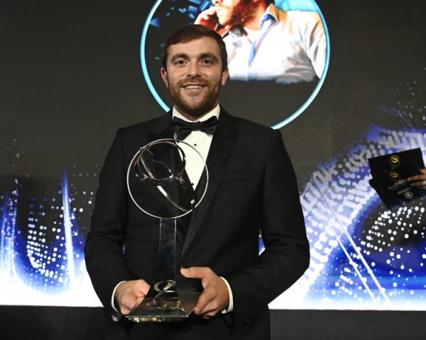 多纳鲁马来回有变？被曼城球迷喷是骗子，罗马诺恢复：爱信不信