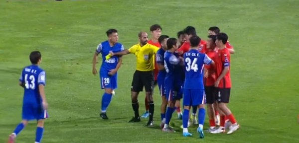 剑拔弩张！于汉超铲球后与敌手发生突破，随后裁判出示黄牌