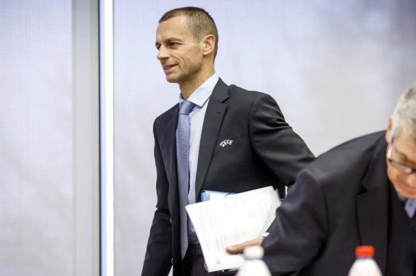 世体：巴萨主场对阵巴黎的欧冠的比赛，切费林将赶赴巴塞罗那不雅战