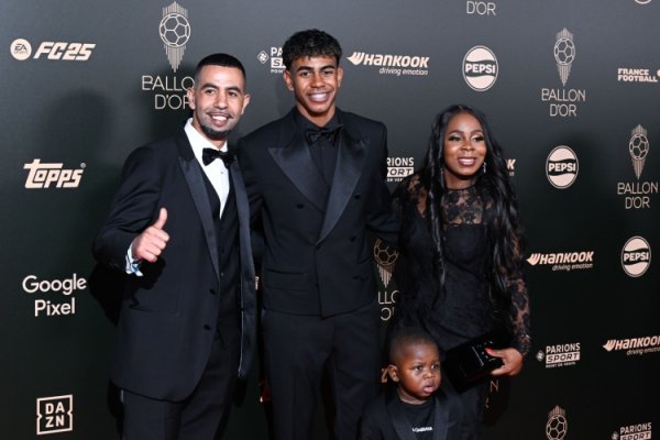 和亚马尔母亲合照先交800欧！友东谈主修起：她很祥和，不可爱出锋头