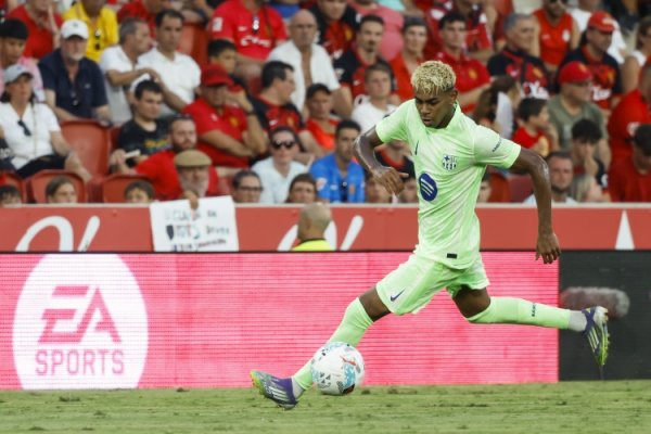 世体：巴萨周五才向西足协发送了亚马尔的伤病施展