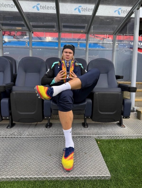 哥不缺球鞋😄哈兰德社媒晒手捧球鞋照，还是严肃风