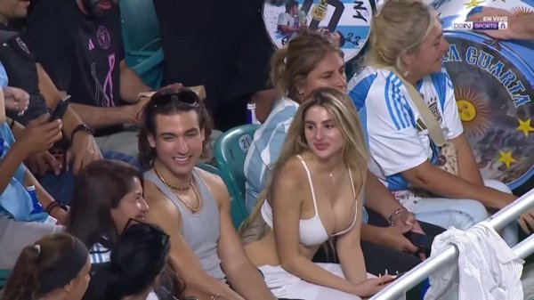 这体格太炸裂了🙈阿根廷看台惊现富足且悦耳的好意思女球迷😍