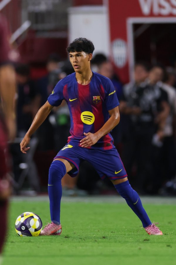 17岁282天，德罗是欧冠首秀送出助攻的第二年青球员