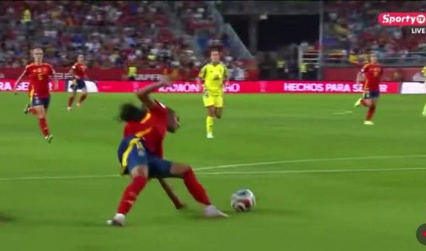 重伤！世体：西班牙女足前卫帕拉略洛左膝可能脱臼，将接管查验