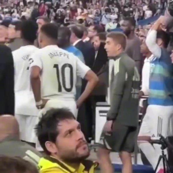 😅比赛截止姆巴佩还拉着维尼修斯，之后试图加入突破被凯旋拦下