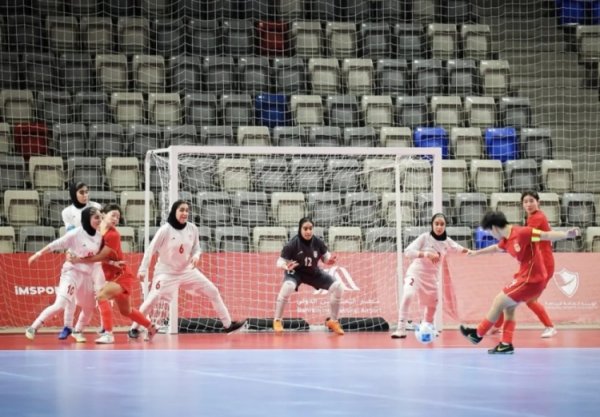 巴林亚青会五东说念主制足球女子组结果，中国队决赛不敌伊朗队成绩银牌