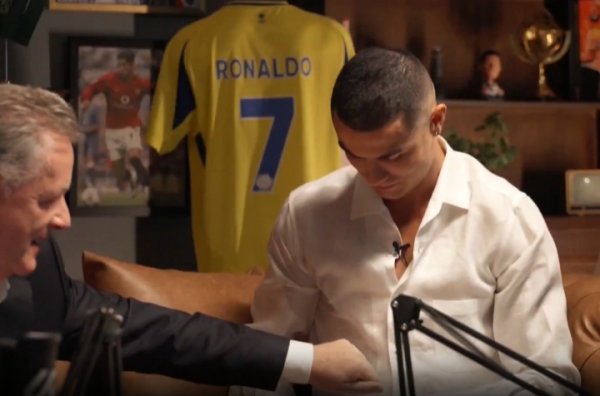 摩根锤了锤C罗的腹肌：你选藏我碰一下吗...嗯，就像在敲花岗岩