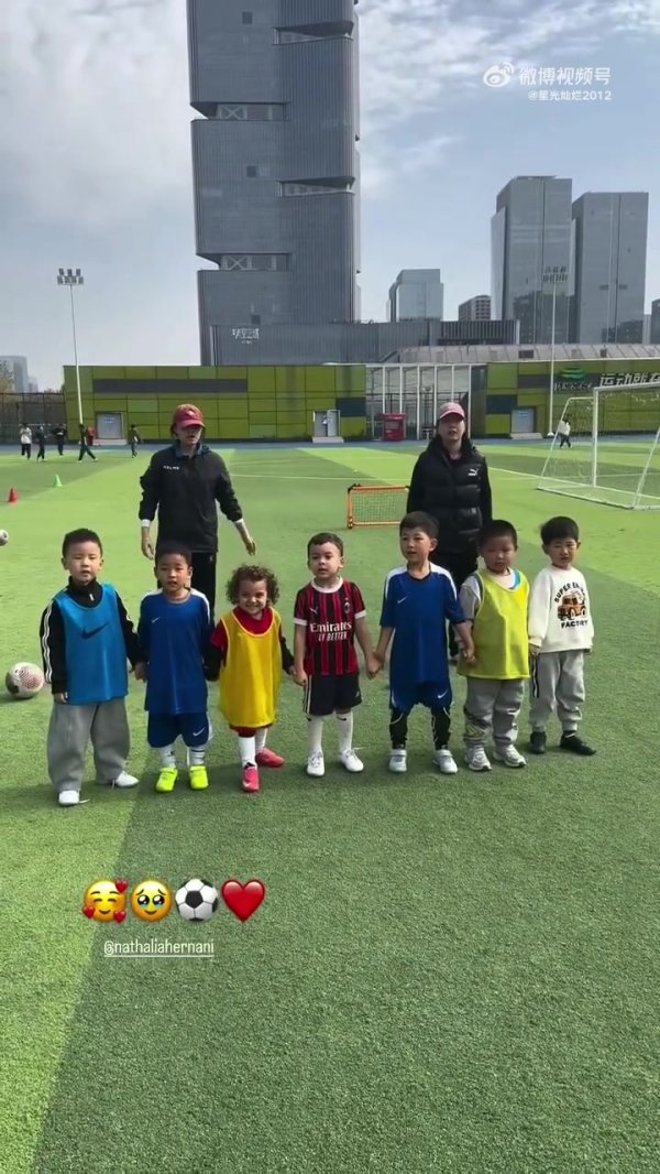 从娃娃捏起！河南队三大外助今天去幼儿园谄谀小一又友踢球