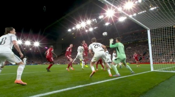 今天是战神！库尔图瓦接连神扑，拒却范戴克、埃基蒂克头球轰炸