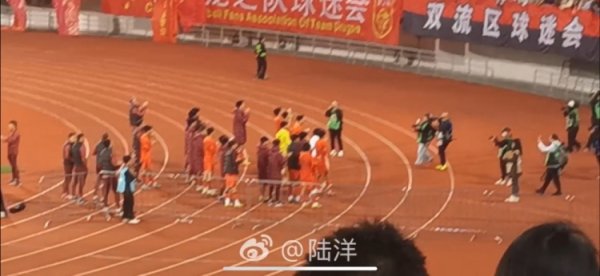 媒体东说念主晒U22国足谢场视频：见证收效，球队在“雄起”声中谢场