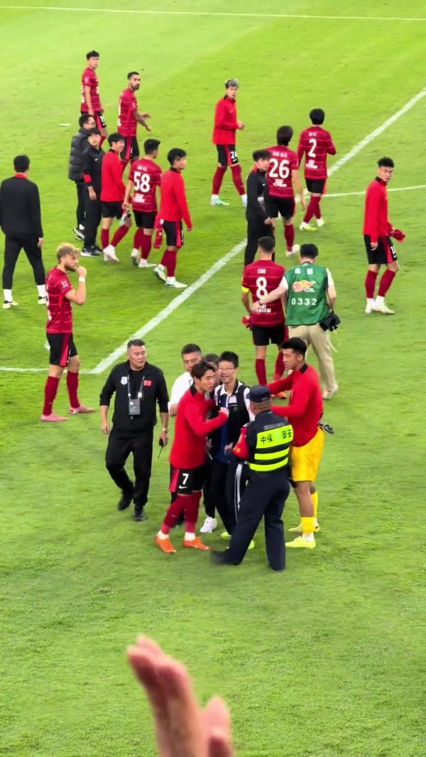 小球迷赛后冲入场内，韦世豪表示安保东谈主员松下手+与前者合影一张