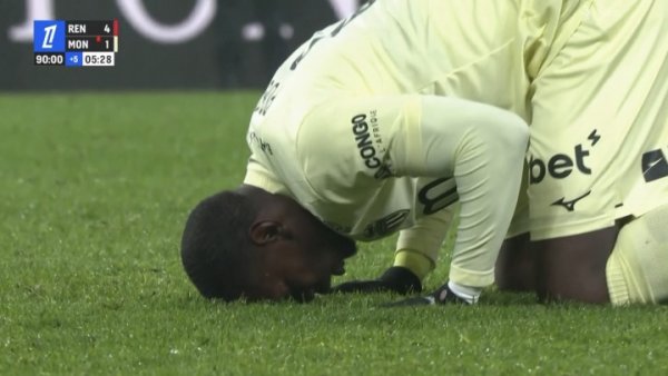 两年半的恭候！博格巴时隔811天重返赛场，终场哨后凯旋跪在球场