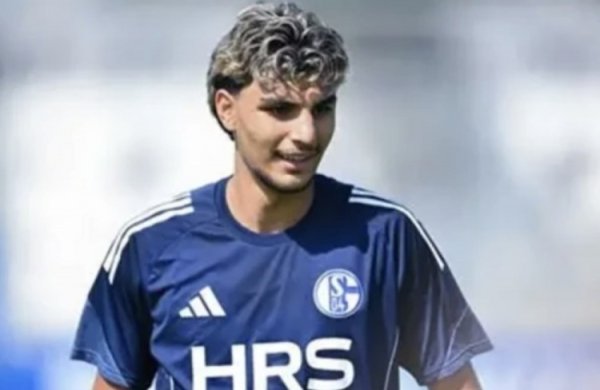 记者：罗马专门沙尔克19岁后卫梅尔特坎·艾汉，价钱约800万欧元