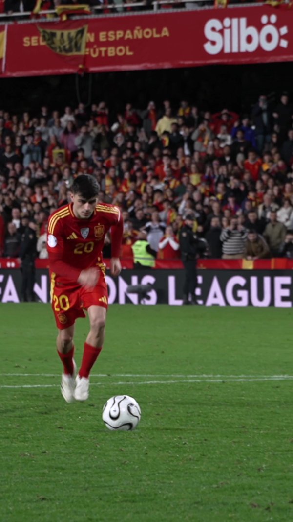 西班牙队为佩德里庆生：他大略一直在为咱们踢球，不时吐舌头吧