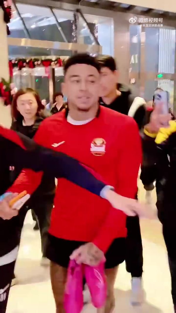 东说念主气火爆！球迷在栈房与林加德合影，球队责任主说念主员护送其干涉电梯