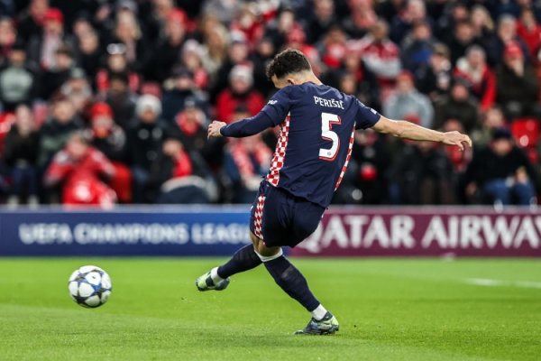 还有油？36岁佩里西奇本赛季18场2球8助，对利物浦为球队首开记载