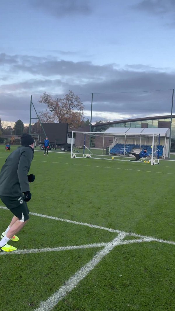 热一热脚感🎯帕尔默磨砺远射弹无虚发，朝埃斯特旺作念鬼脸庆祝